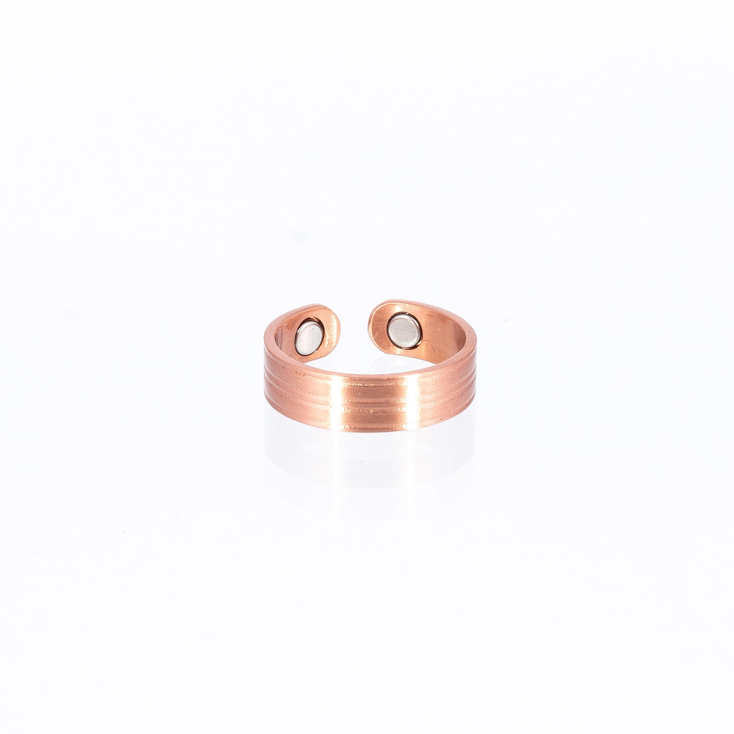 Ein Magnetring aus Kupfer mit einem feinen grafischen Muster auf der Oberfläche