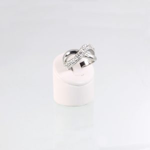 Ein silberner Energiering mit dem Unendlichkeitszeichen und zahlreichen eingelassenen Zirkoniasteinen auf der Ringoberfläche