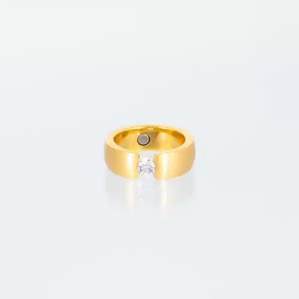Ein breiter goldener Titanring mit einem großen, weißen, eingespannten Zirkoniastein in der Mitte