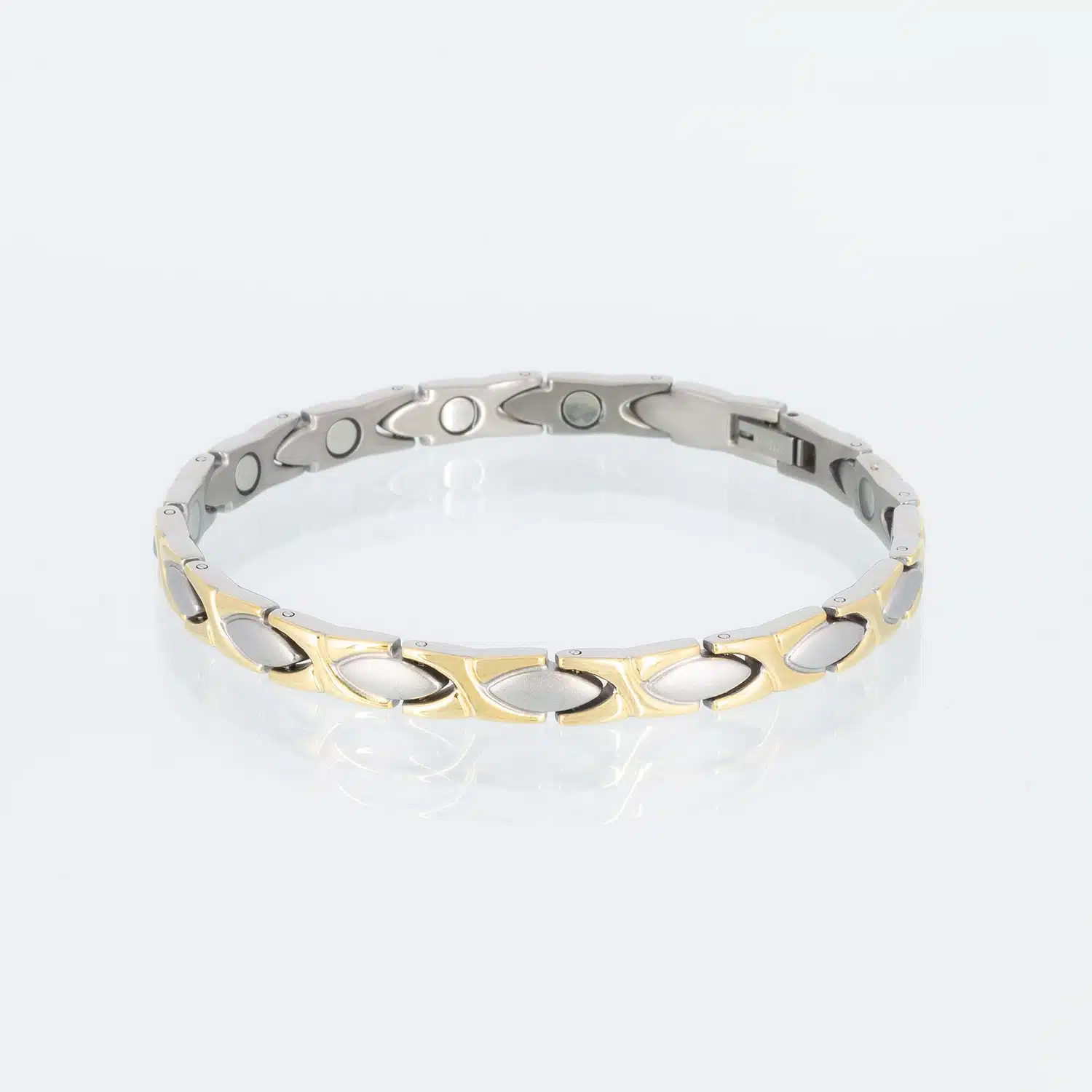 Ein Magnetarmband aus Titan mit mattierten Ellipsen und glänzenden Zwischenteilen. Diese haben eine goldene Ionenplattierung