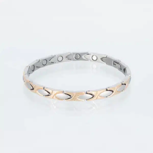 Ein Magnetarmband aus Titan mit mattierten Ellipsen und glänzenden Zwischenteilen. Diese haben eine rosegoldene Ionenplattierung