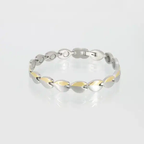 Ein Magnetarmband aus Titan mit Blütenblättern, welche zur Hälfte mattiert und zur anderen Hälfte glänzend poliert sind. Diese Seite hat eine goldene Ionenplattierung