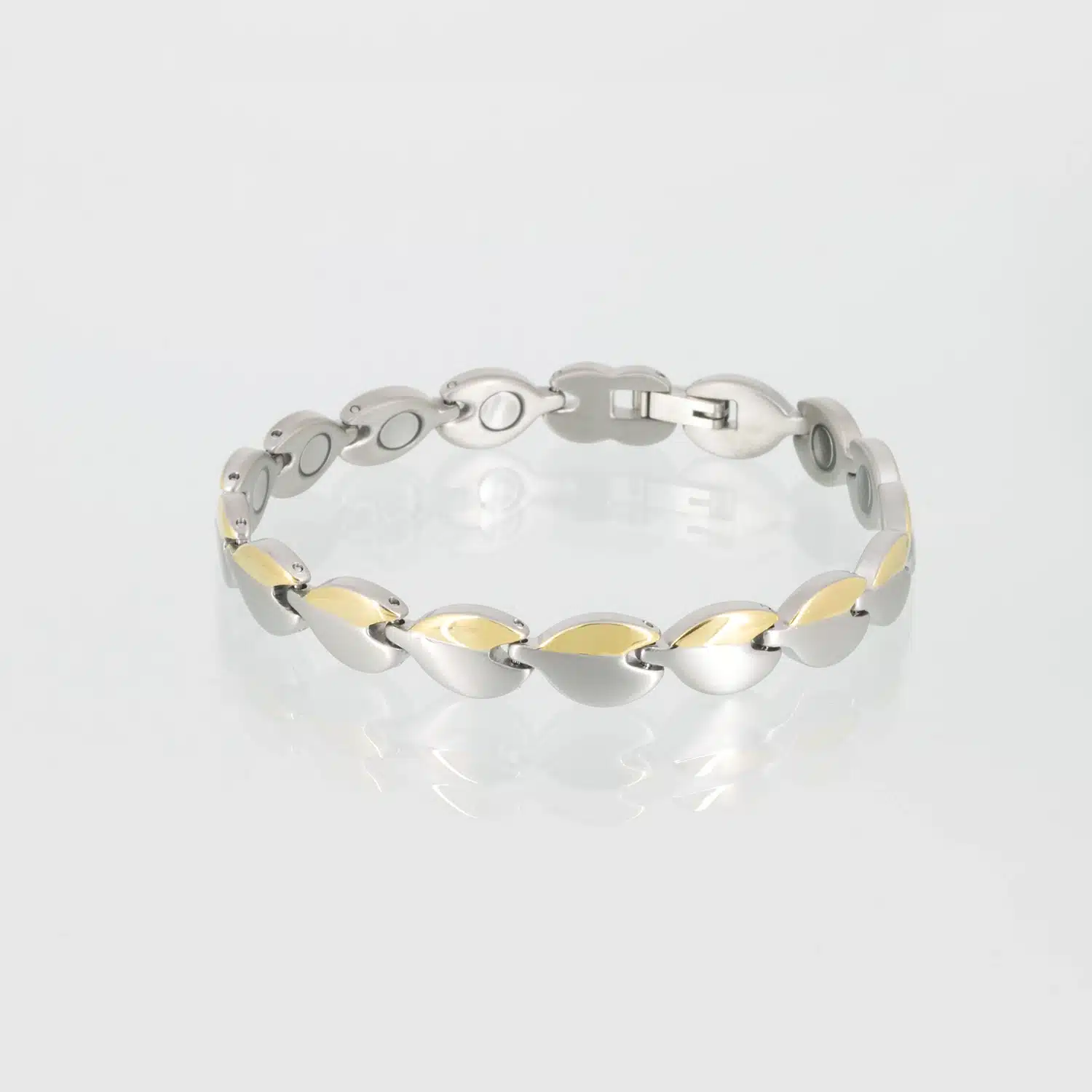 Ein Magnetarmband aus Titan mit Blütenblättern, welche zur Hälfte mattiert und zur anderen Hälfte glänzend poliert sind. Diese Seite hat eine goldene Ionenplattierung