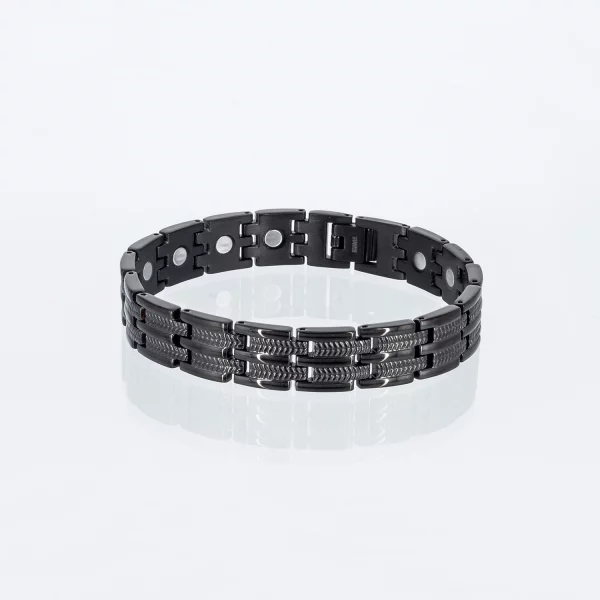 Ein schwarzes Magnetarmband aus Titan mit einer zweireihigen Struktur