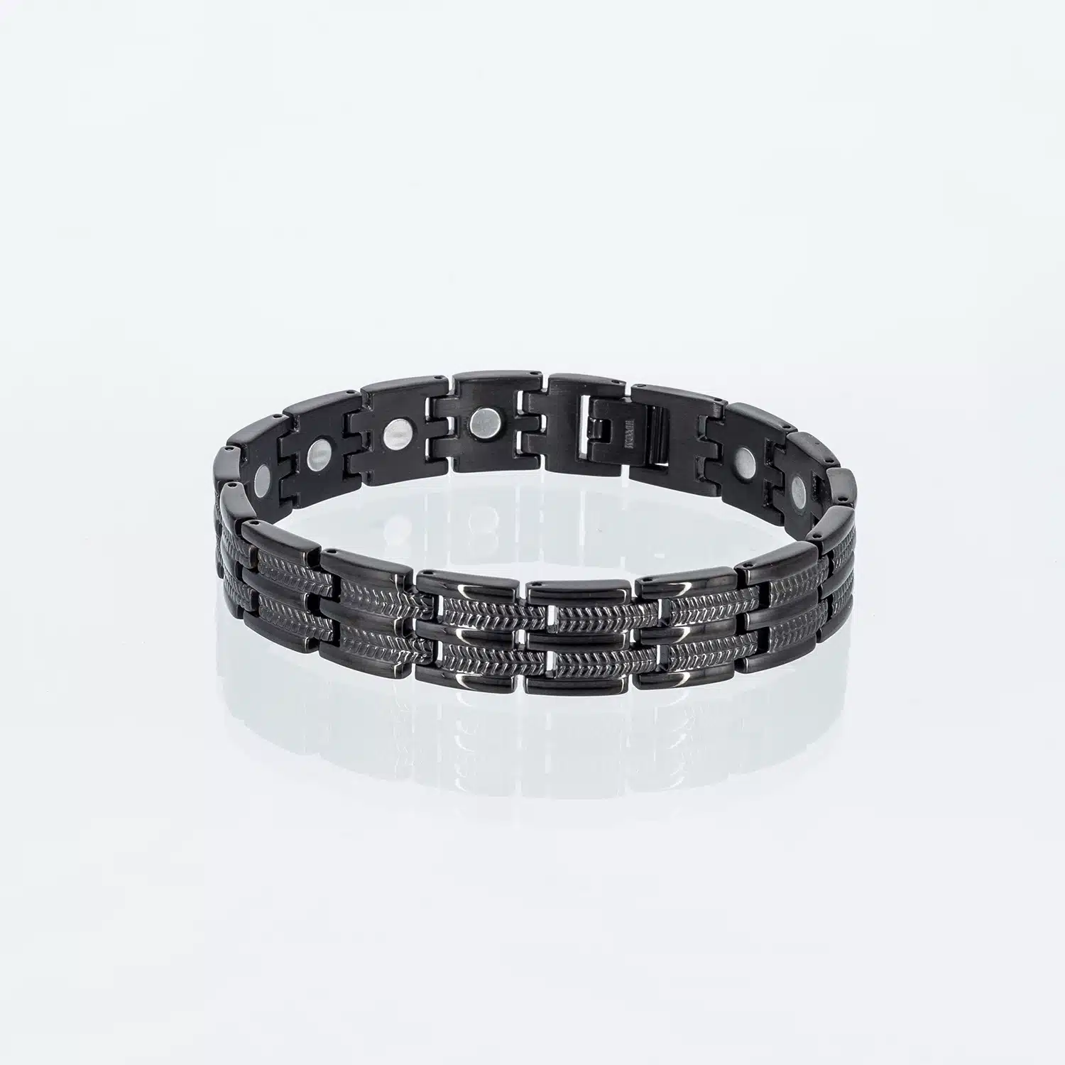 Ein schwarzes Magnetarmband aus Titan mit einer zweireihigen Struktur