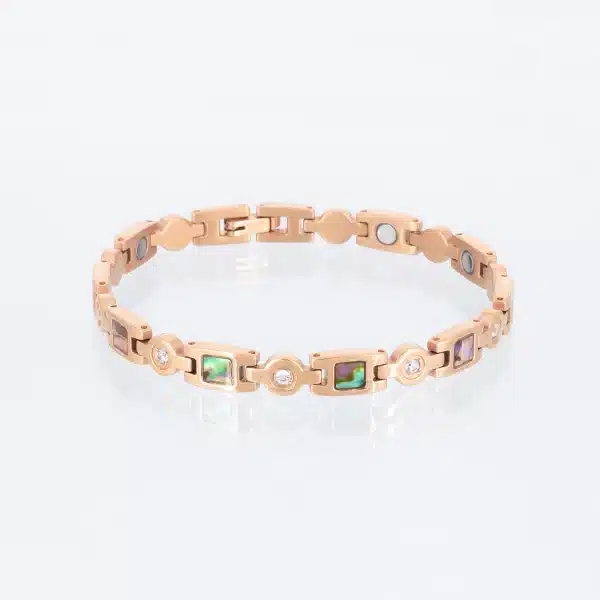 Ein rosegoldenes Magnetarmband aus Titan mit Einlagen aus Pauamuschel und weißen Zirkonisteinen