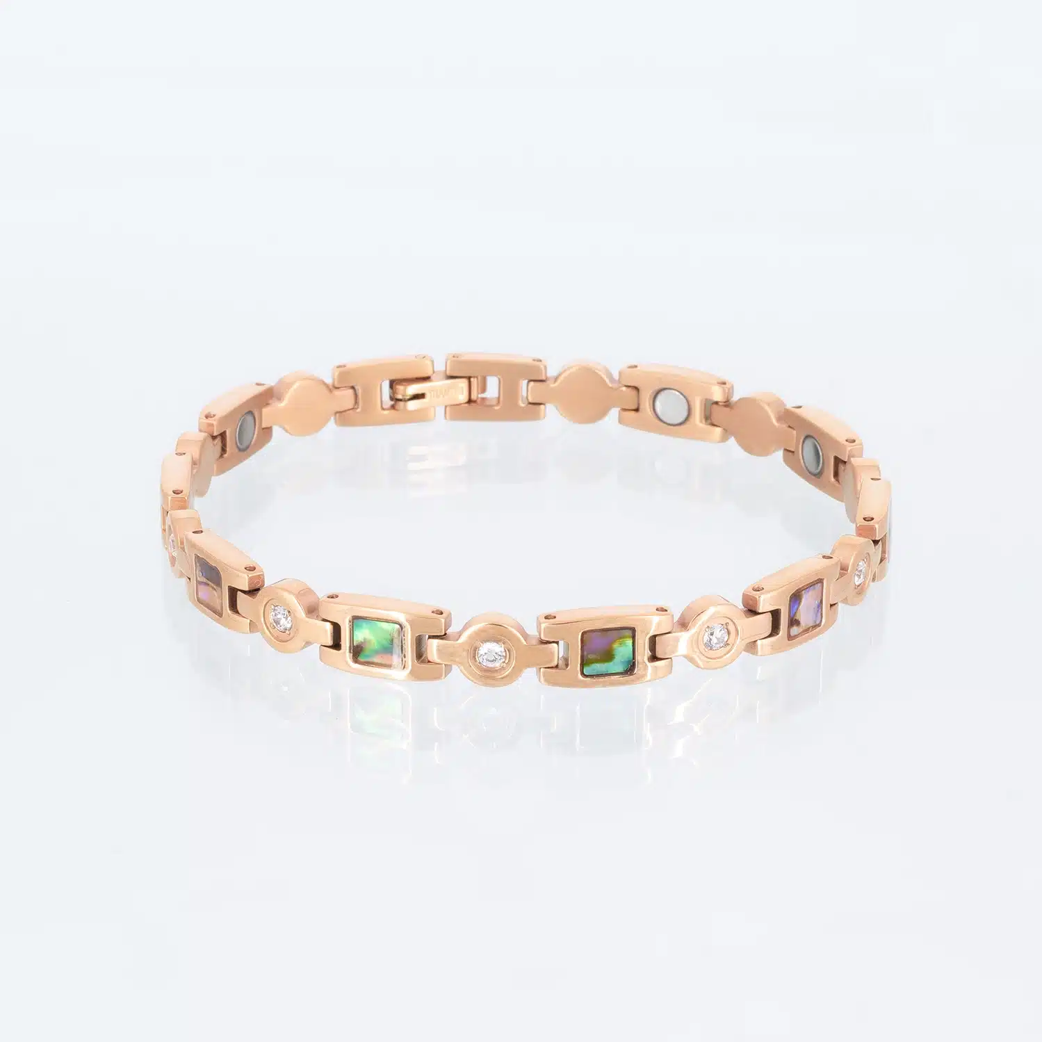 Ein rosegoldenes Magnetarmband aus Titan mit Einlagen aus Pauamuschel und weißen Zirkonisteinen