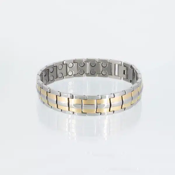 Ein doppelreihiges Magnetarmband aus Titan mit 2 goldenen Streifen auf der Vorderseite
