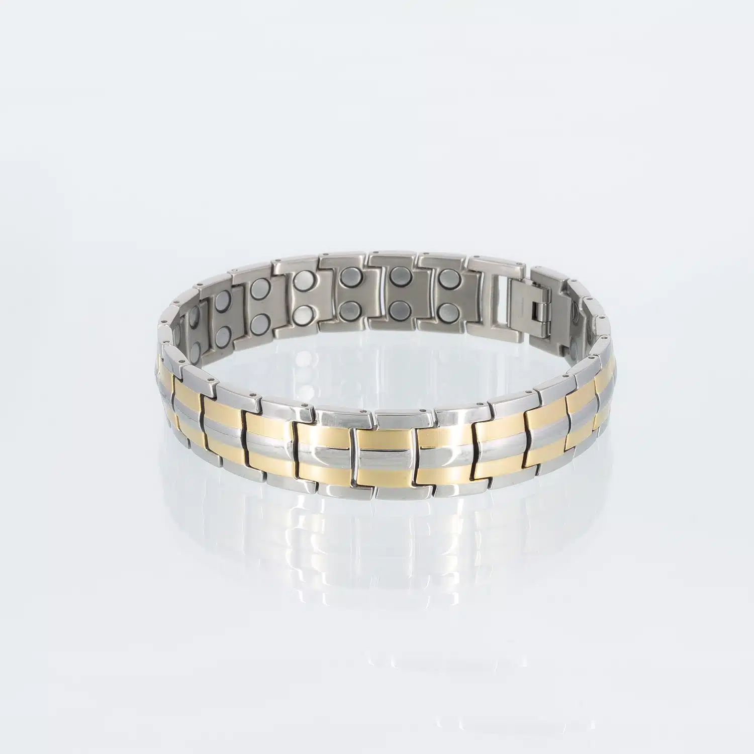 Ein doppelreihiges Magnetarmband aus Titan mit 2 goldenen Streifen auf der Vorderseite