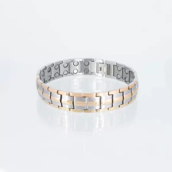 Ein doppelreihiges Magnetarmband aus Titan mit 3 rosegoldenen Streifen auf der Vorderseite