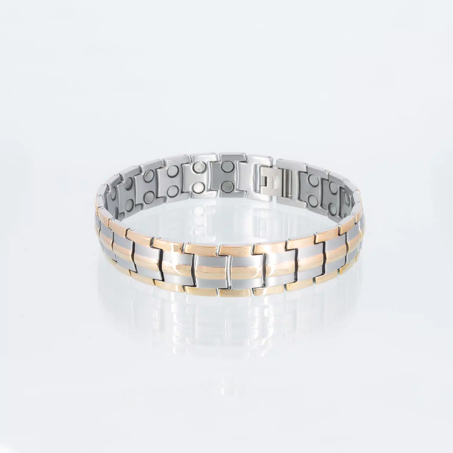 Ein doppelreihiges Magnetarmband aus Titan mit 3 rosegoldenen Streifen auf der Vorderseite