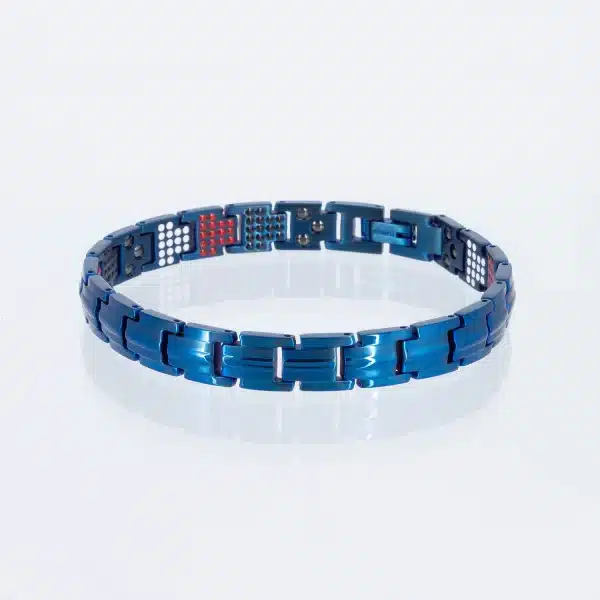 Ein Energiearmband aus Titan mit extravielen Einlagen und einer blauen Beschichtung