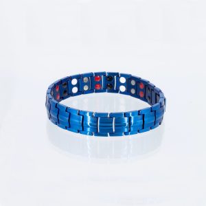 Ein doppelreihiges Energiearmband aus Titan mit einer blauen Beschichtung