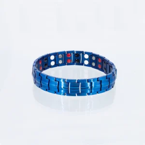 Ein doppelreihiges Energiearmband aus Titan mit einer blauen Beschichtung