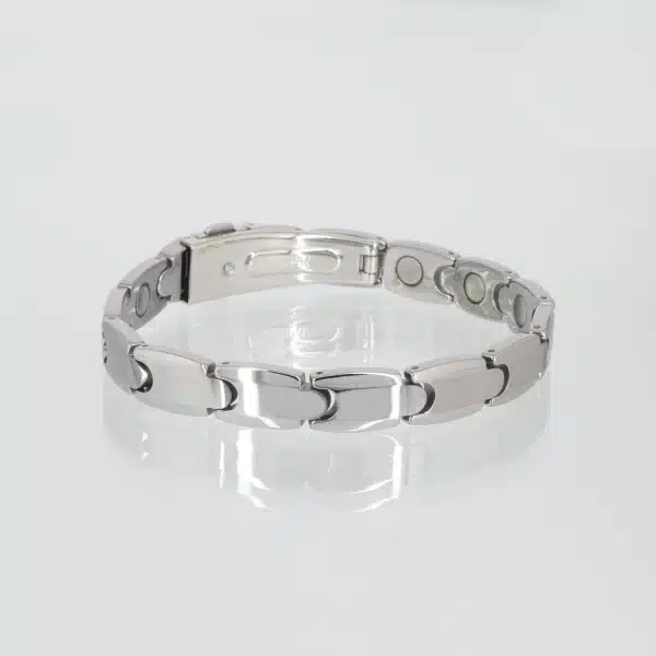 Ein silberfarbenes Wolfram-Magnetarmband mit einem Sicherheitsverschluss