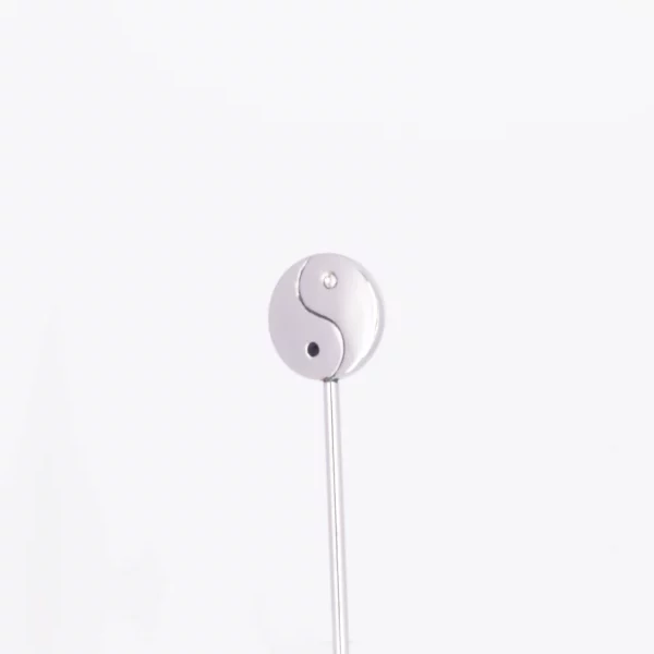 Ein Wasserstab mit dem Yin Yang Symbol, sowie einem weißen und einem schwarzen Zirkoniastein