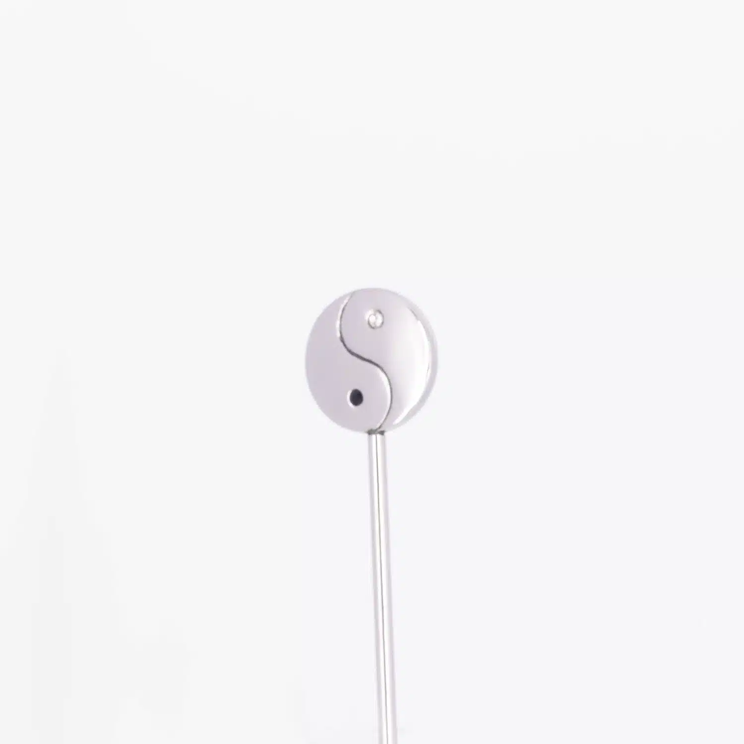 Ein Wasserstab mit dem Yin Yang Symbol, sowie einem weißen und einem schwarzen Zirkoniastein