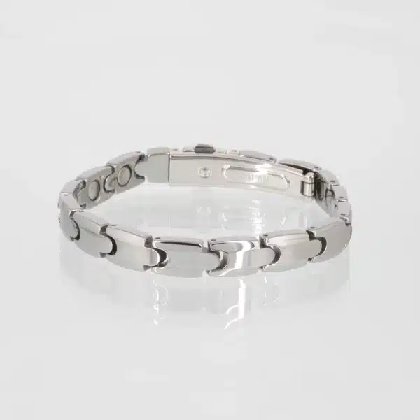 Ein silberfarbenes Wolfram-Magnetarmband mit einem Sicherheitsverschluss