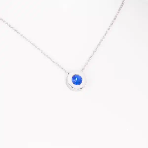 Magnetanhänger silberfarben mit einem blauen Zirkonia
