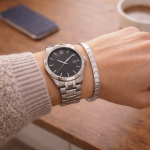 Armbanduhr und Magnetarmband werden gemeinsam am selben Handgelenk getragen