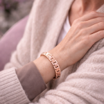 Roségoldenes Magnetarmband liegt direkt am Handgelenk einer Person