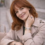 Eine Frau trägt mehrere Magnetarmbänder am Handgelenk und sitzt im urbanen Umfeld